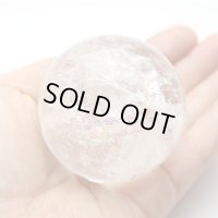 【セール20%OFF】レインボー入 ◆ 水晶 丸玉 約55ミリ 置石 メール便不可