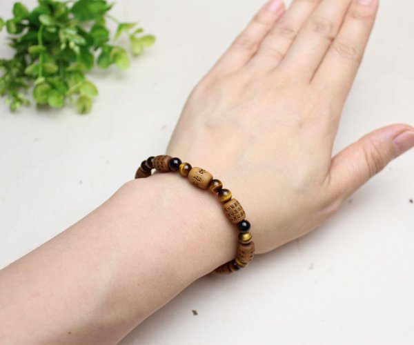 画像4: 内周17cm【般若心経彫】 白檀 (俵型タイプ) 虎目石 数珠ブレスレット (4)