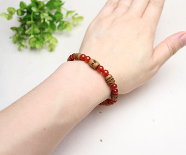 画像3: 内周17cm【般若心経彫】白檀(俵型タイプ) 瑪瑙 数珠ブレスレット (3)