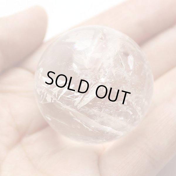 画像2: レインボー入 ◆ 水晶 丸玉 約37ミリ 置石 メール便不可 (2)