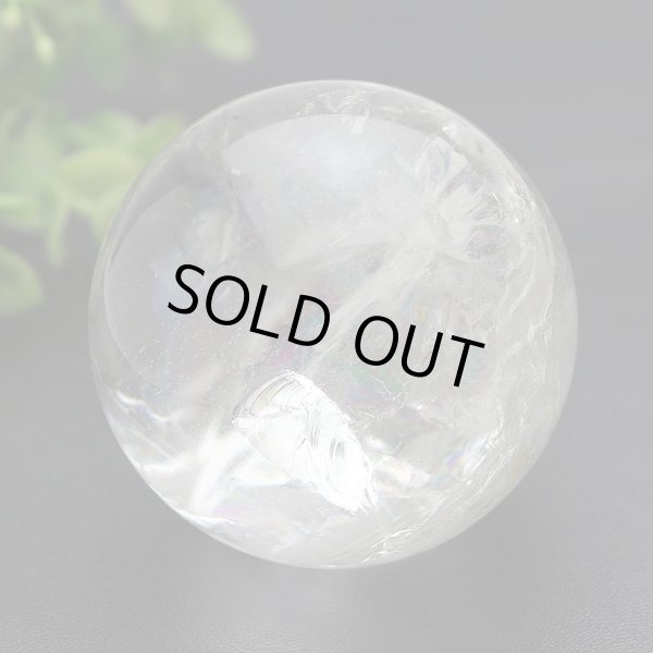 画像2: 【セール20%OFF】レインボー入 ◆ 水晶 丸玉 約58ミリ 置石 メール便不可 (2)