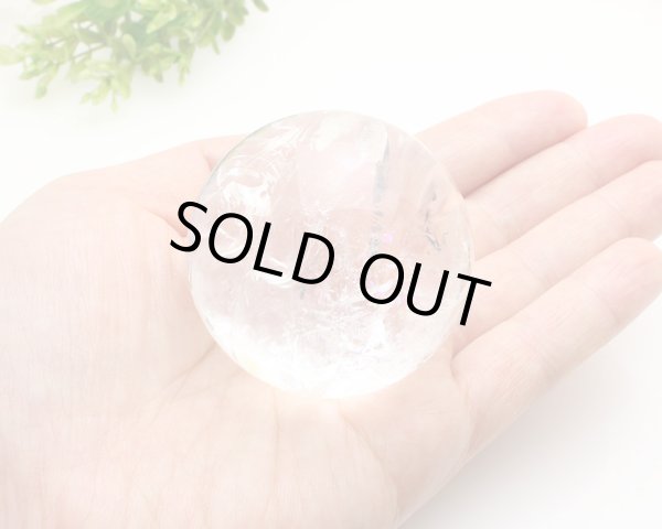 画像3: レインボー入 ◆ 水晶 丸玉 約49ミリ 置石 メール便不可 (3)