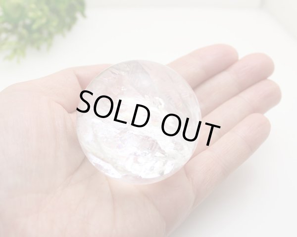 画像2: レインボー入 ◆ 水晶 丸玉 約49ミリ 置石 メール便不可 (2)