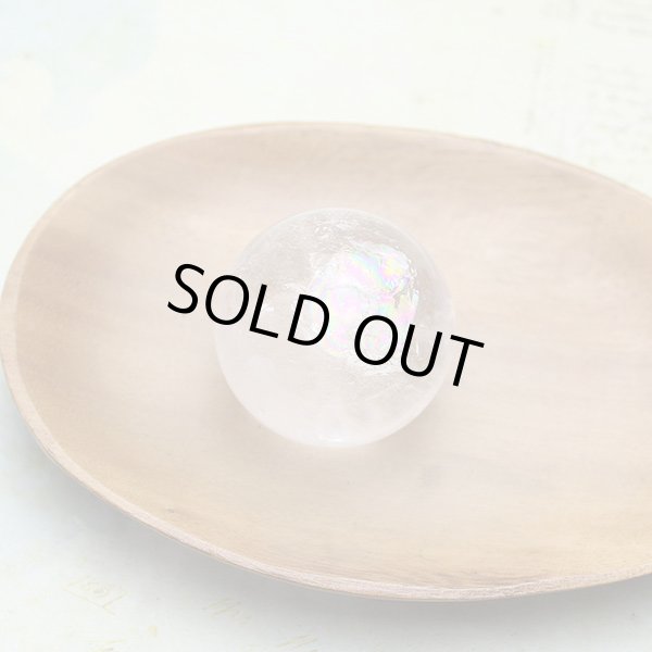 画像3: レインボー入 ◆ 水晶 丸玉 約50ミリ 置石 メール便不可 (3)