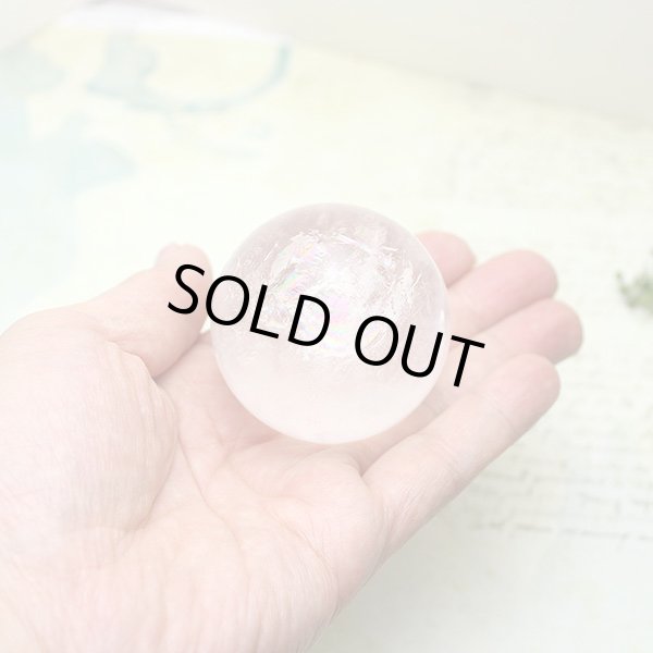 画像2: レインボー入 ◆ 水晶 丸玉 約50ミリ 置石 メール便不可 (2)