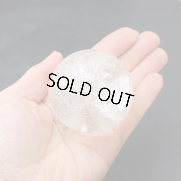 画像2: レインボー入 ◆ 水晶  丸玉 約55ミリ 置石 スフィア メール便不可 (2)