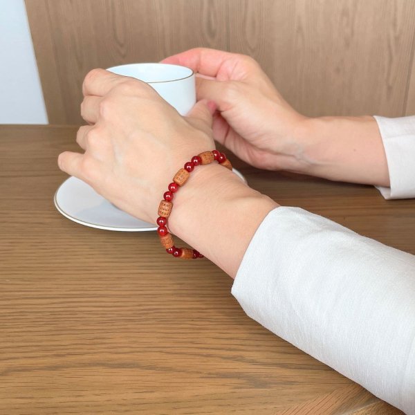 画像5: 内周17cm【般若心経彫】白檀(俵型タイプ) 瑪瑙 数珠ブレスレット (5)